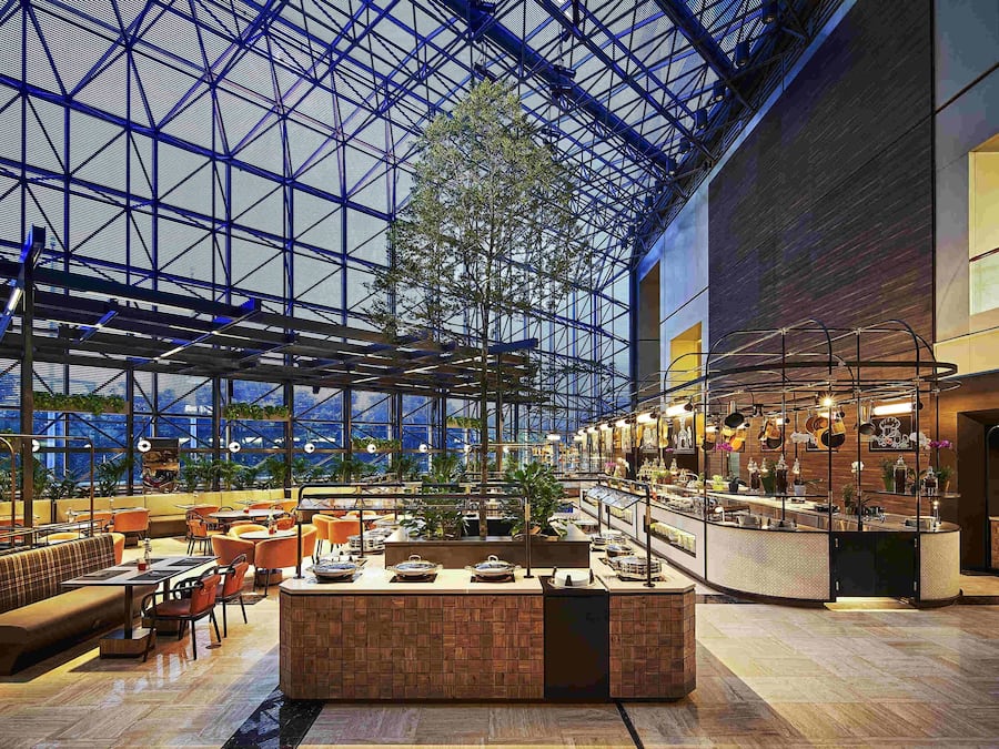 12 restaurants, breakfast, lunch, dinner served; international cuisine