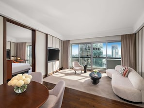 Suite, 1 llit de matrimoni gran, accés a la sala del club (Ambassador, 2 Balconies) | Minibar, caixa forta a l'habitació i cortines opaques