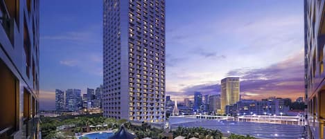 12 restaurants, breakfast, lunch, dinner served; international cuisine