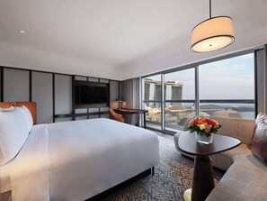 Deluxe Marina Bay, 1 King, Balcony with Marina Bay View | Minibaari, tallelokero huoneessa, pimennysverhot, äänieristys