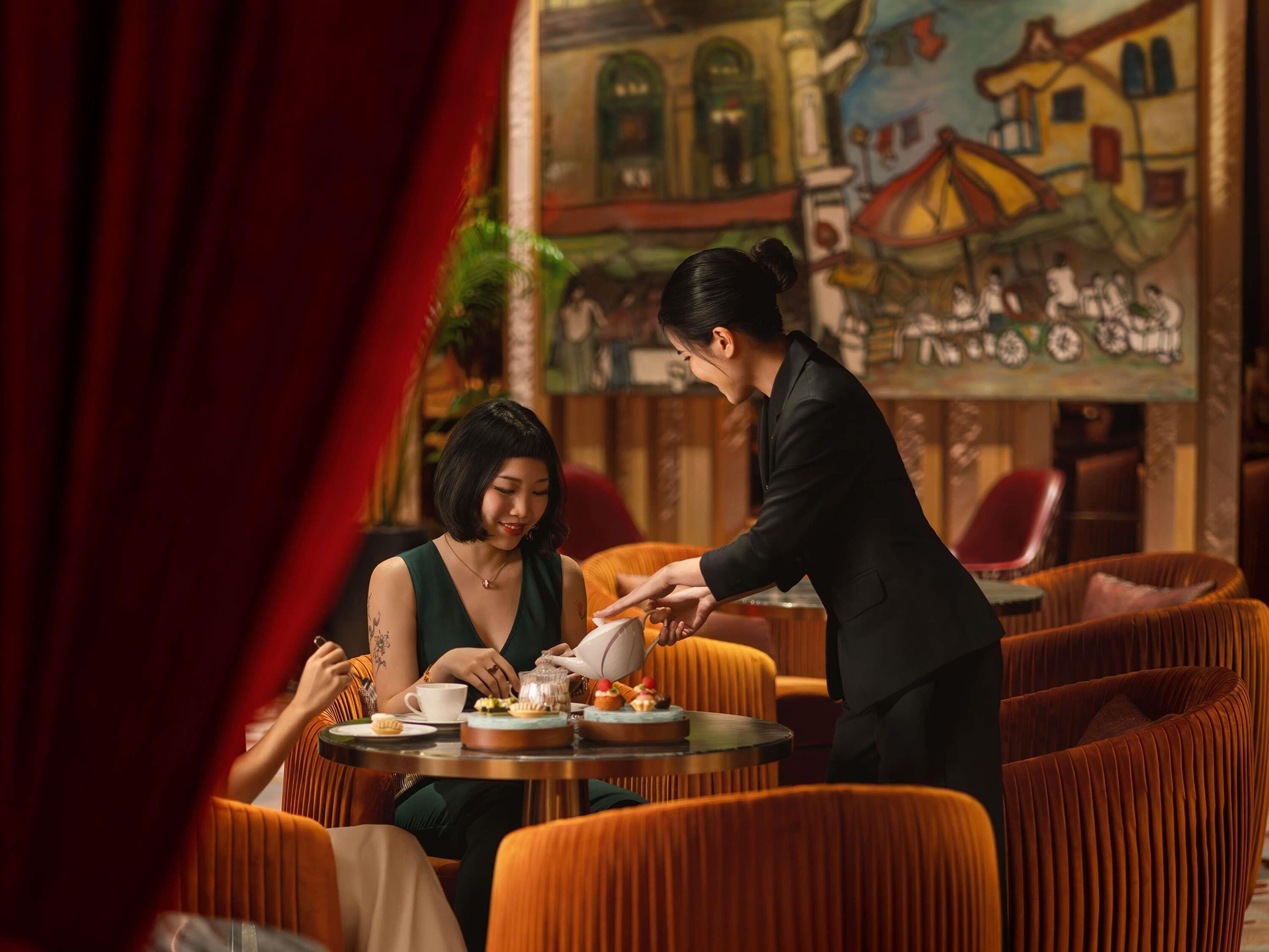 12 restoran; melayani sarapan, makan siang, dan makan malam