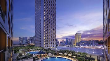 12 間餐廳;供應早餐、午餐、晚餐;多國菜