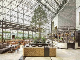 12 restaurants, breakfast, lunch, dinner served; international cuisine