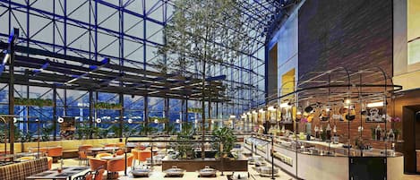 12 restaurants; breakfast, lunch, and dinner served