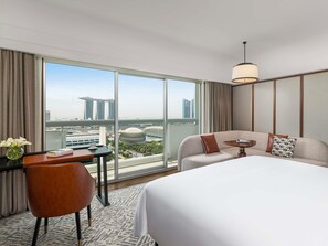 Deluxe Marina Bay, 1 King, Balcony with Marina Bay View