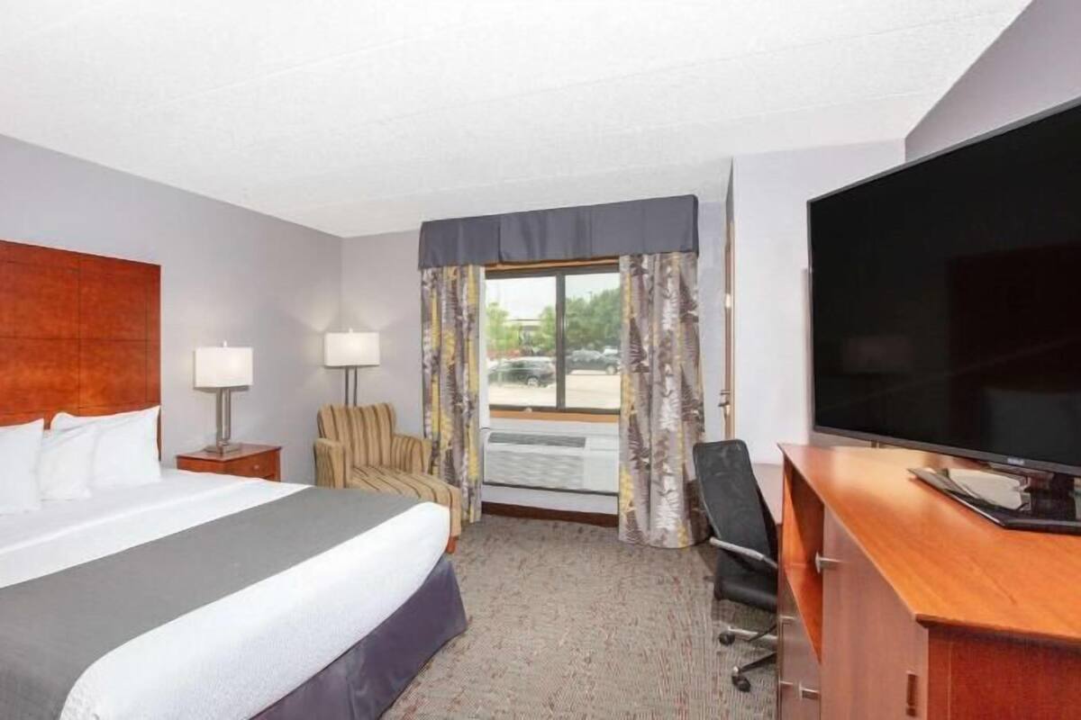 Desk, soundproofing, iron/ironing board, free cots/infant beds