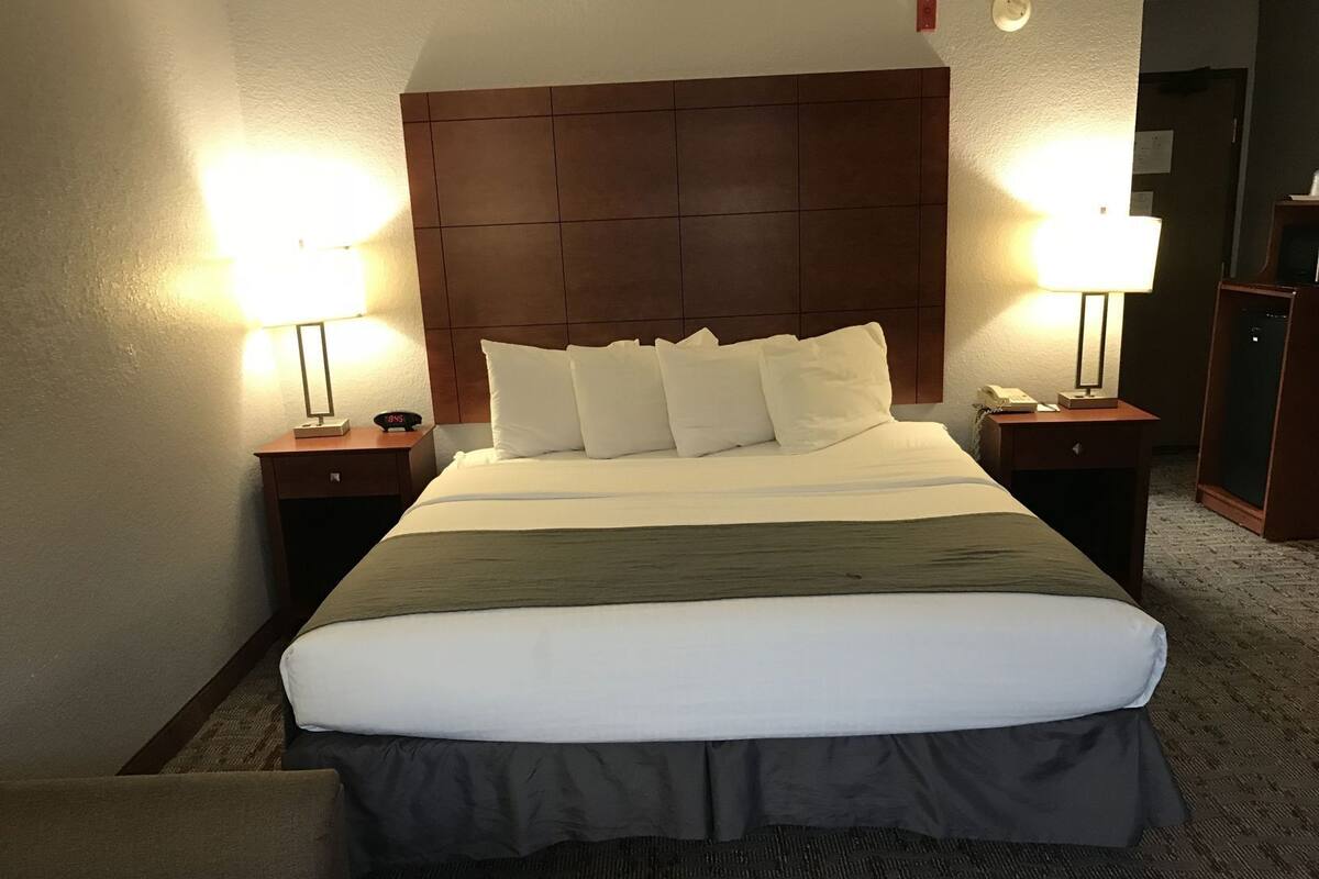 Desk, soundproofing, iron/ironing board, free cots/infant beds