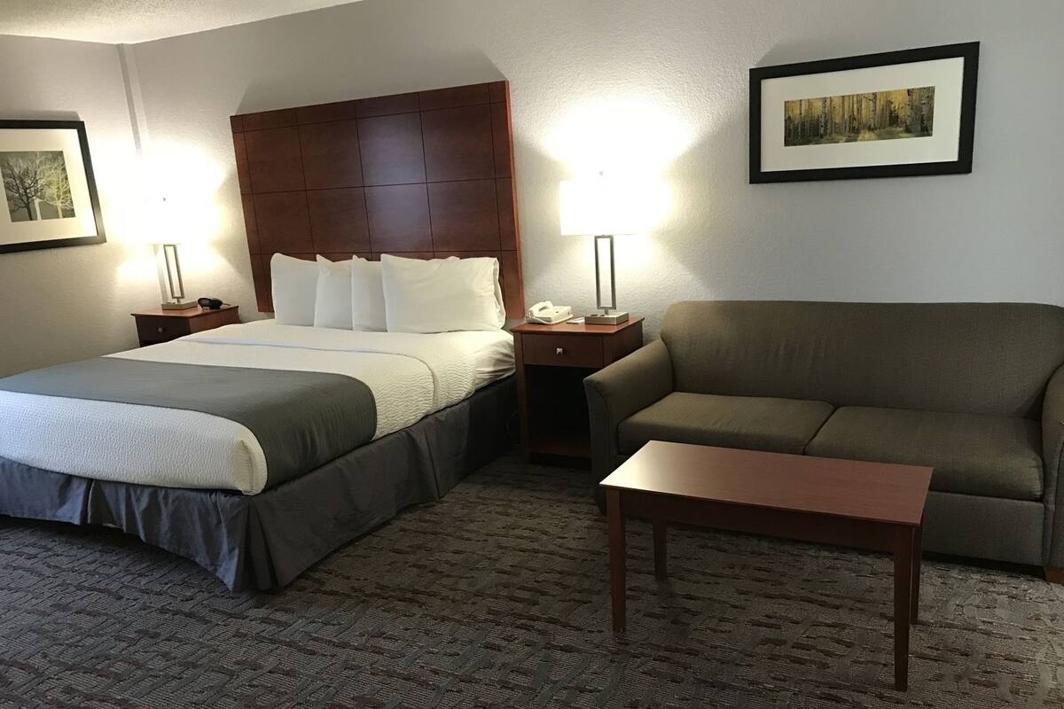 Desk, soundproofing, iron/ironing board, free cots/infant beds