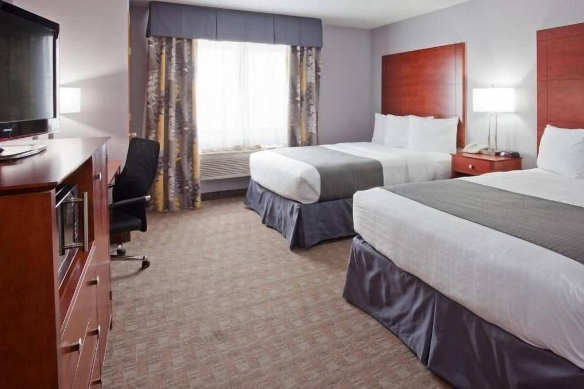 Desk, soundproofing, iron/ironing board, free cots/infant beds