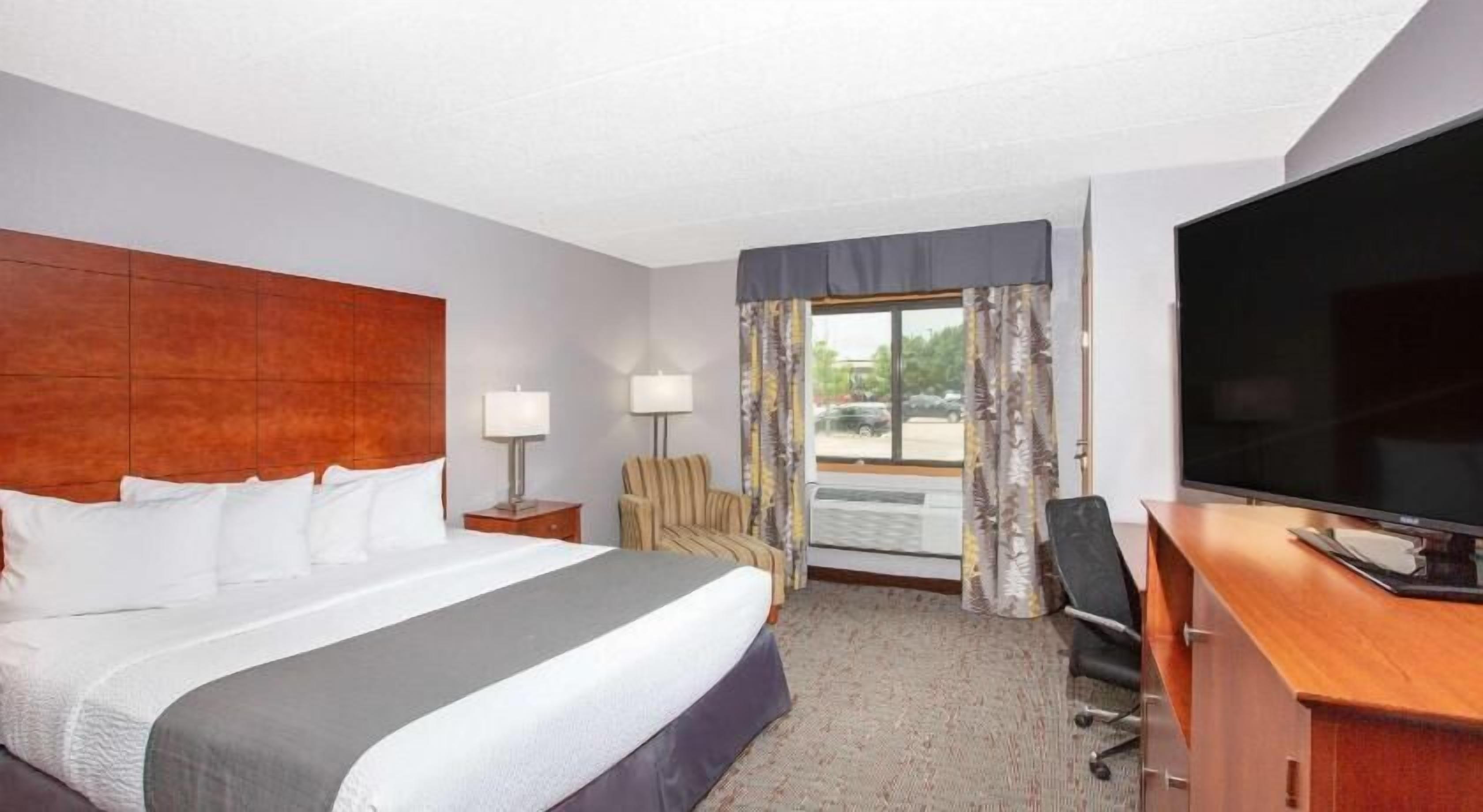 Desk, soundproofing, iron/ironing board, free cots/infant beds