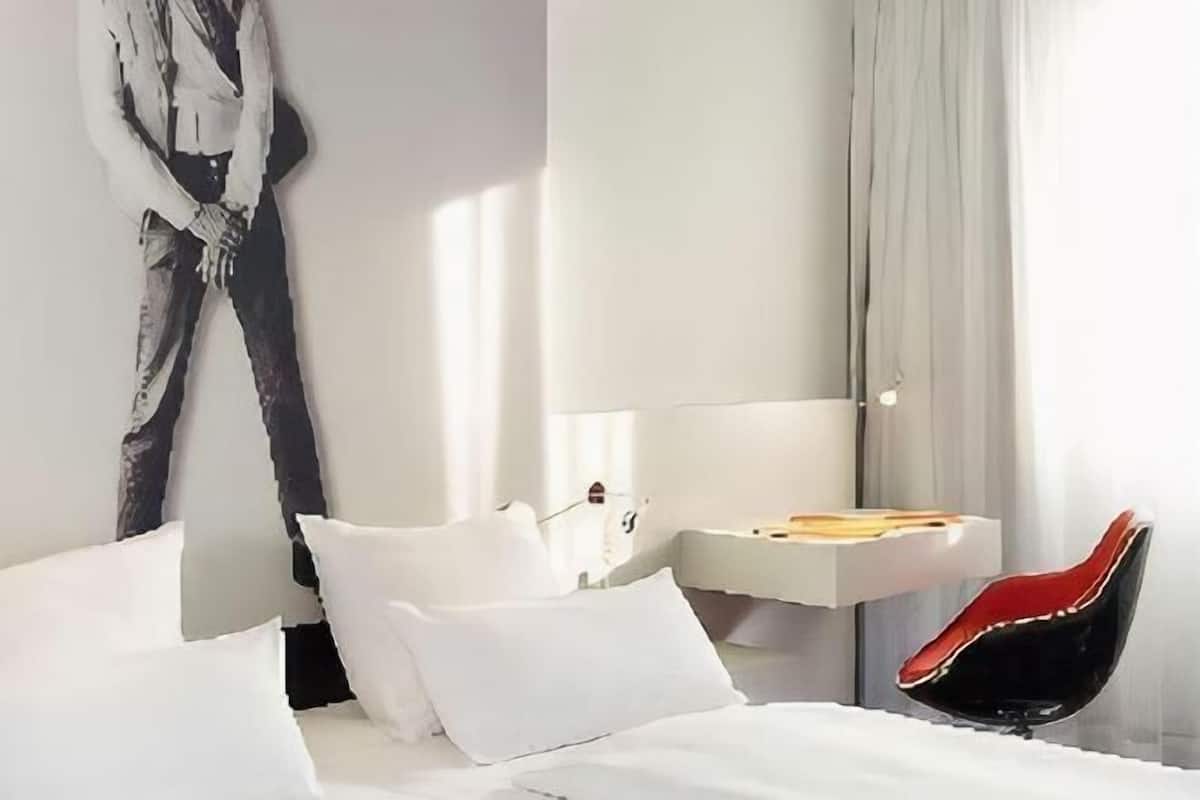 In-room safe, desk, blackout drapes, soundproofing