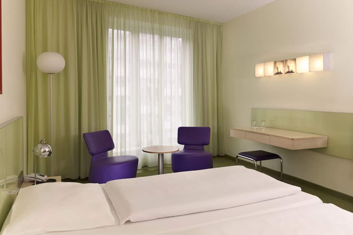 객실 내 금고, 책상, 암막 커튼, 방음 설비