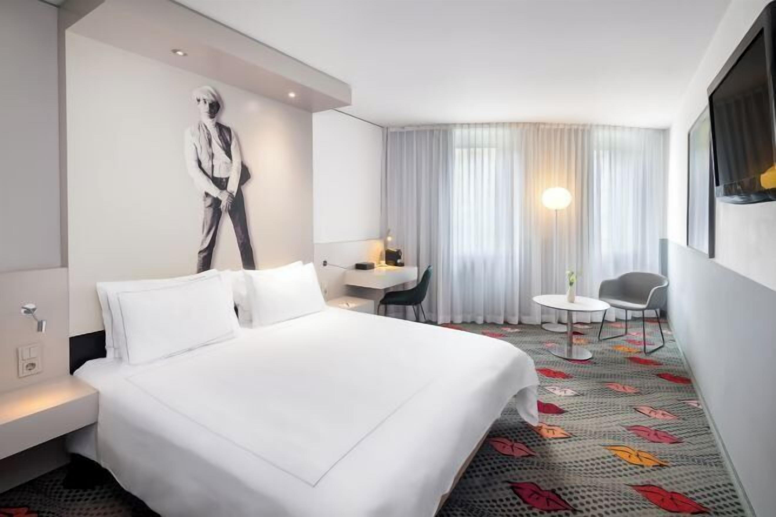 Caja fuerte, escritorio, cortinas opacas y sistema de insonorización