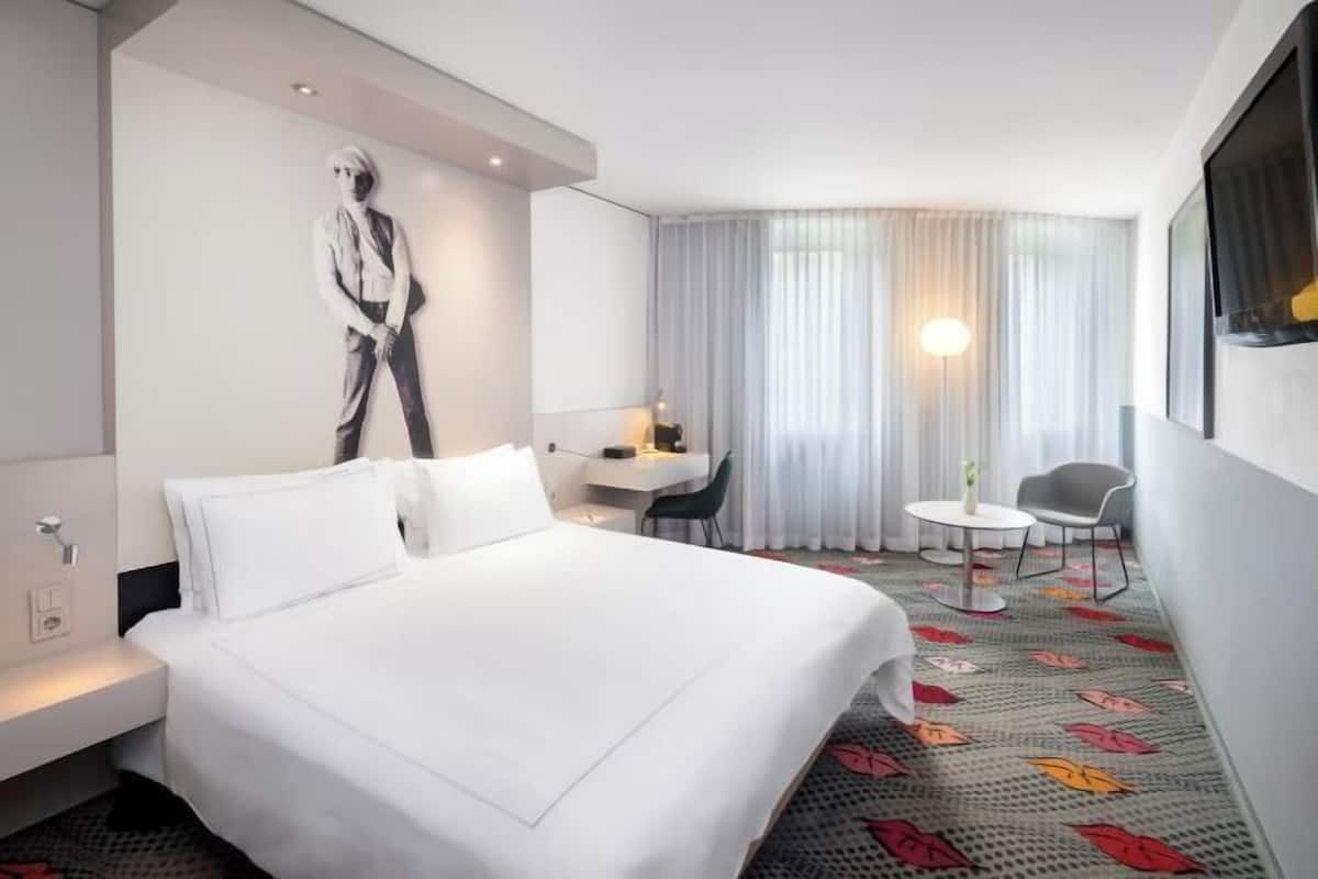 Peti besi dalam bilik, meja, langsir/tirai gelap terus, kalis bunyi