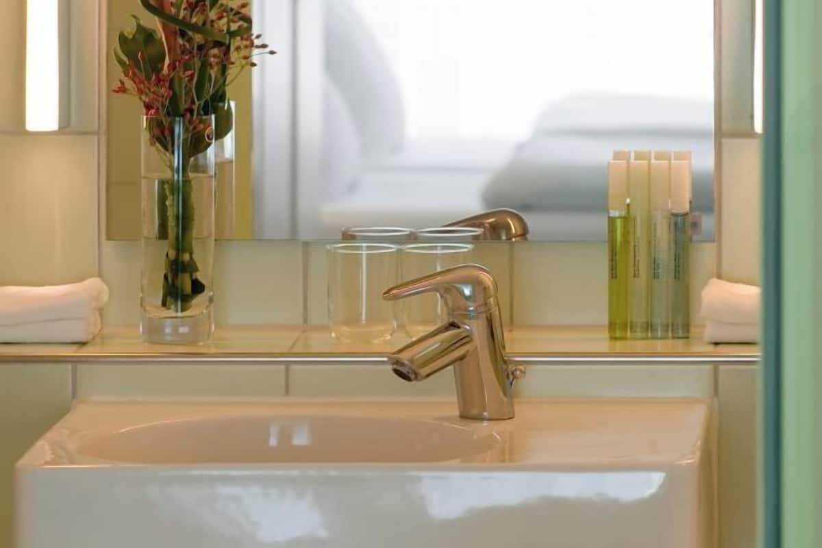 Bilik Mandi | Pancuran mandi, kelengkapan dandanan diri mesra alam, pengering rambut