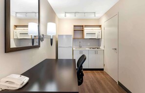Studio | Desk, blackout curtains, iron/ironing board, free WiFi