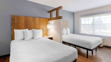 Estudio | Escritorio, cortinas blackout y tabla de planchar con plancha