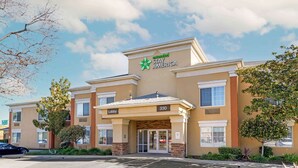 Ett Stay America-hotell med en entréhall, numrerad 330, och en parkeringsplats framför.