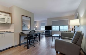 Escritorio, cortinas blackout y tabla de planchar con plancha 