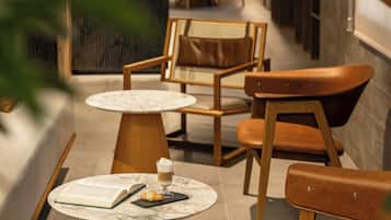 Un interior moderno con muebles de madera y una mesa de mármol.