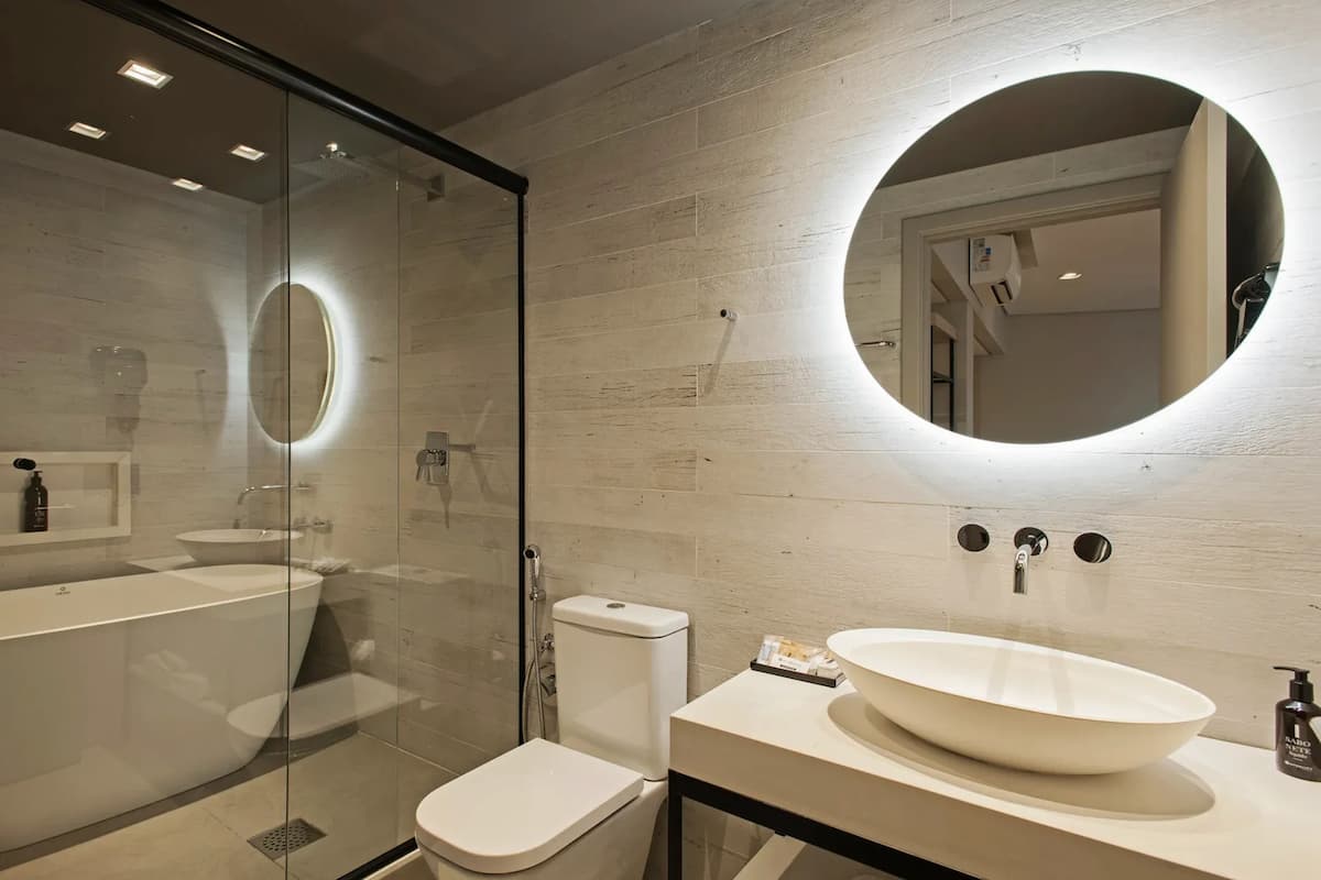 suíte casal - 1 cama king | bathroom | free toiletries, hair dryer, towels, soap