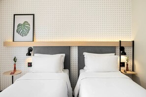 Deluxe Twin Room | 1 bedroom, minibar, in-room safe, blackout drapes
