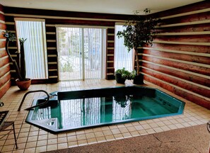 Indoor spa tub