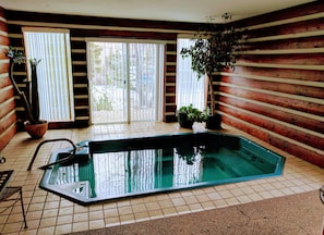 Indoor spa tub