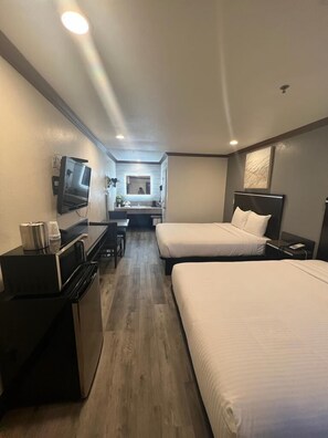 Desk, free WiFi, bed sheets - Starlight Inn Huntington Beach (Huntington Beach)