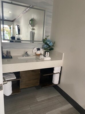 Tina con regadera y toallas 