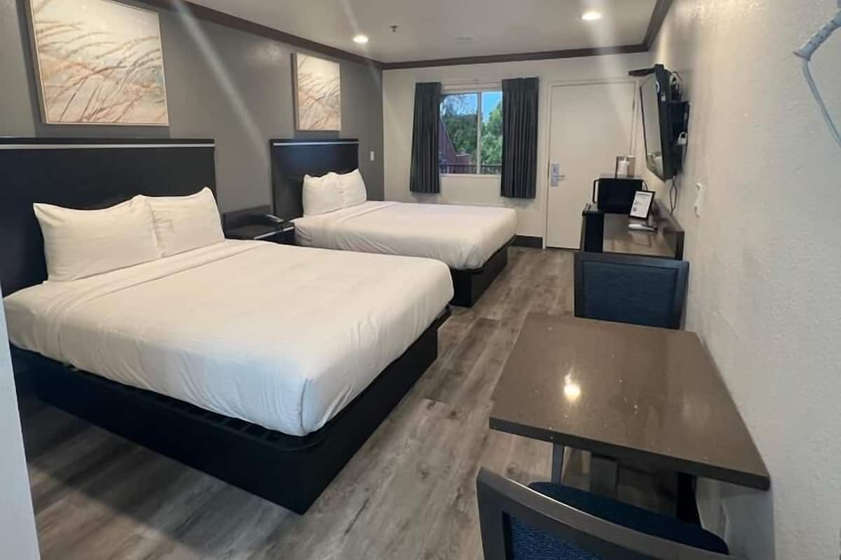 Escritorio, wifi gratis y ropa de cama