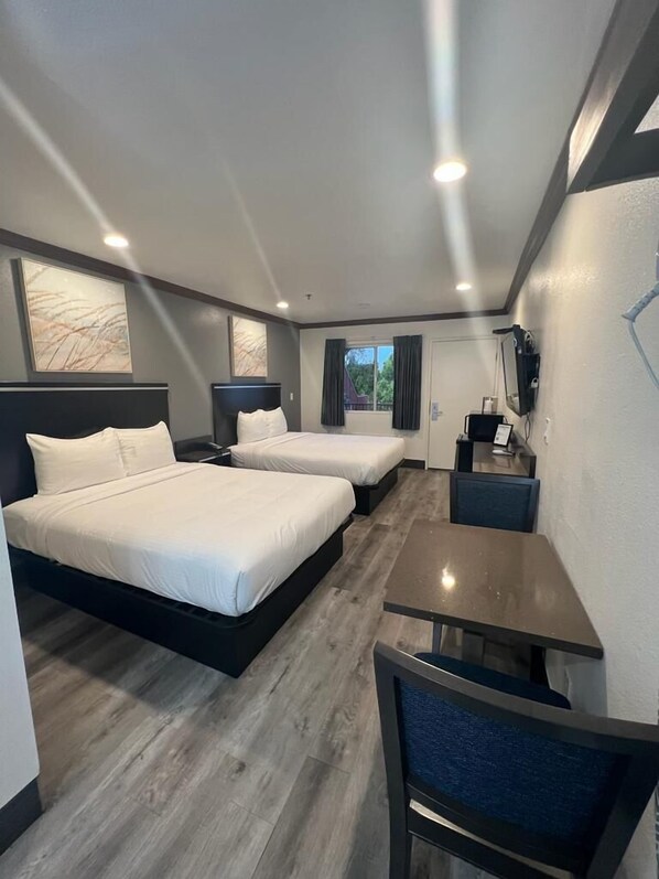 Habitación básica, 2 camas Queen size, con acceso para personas discapacitadas | Escritorio, wifi gratis y ropa de cama 