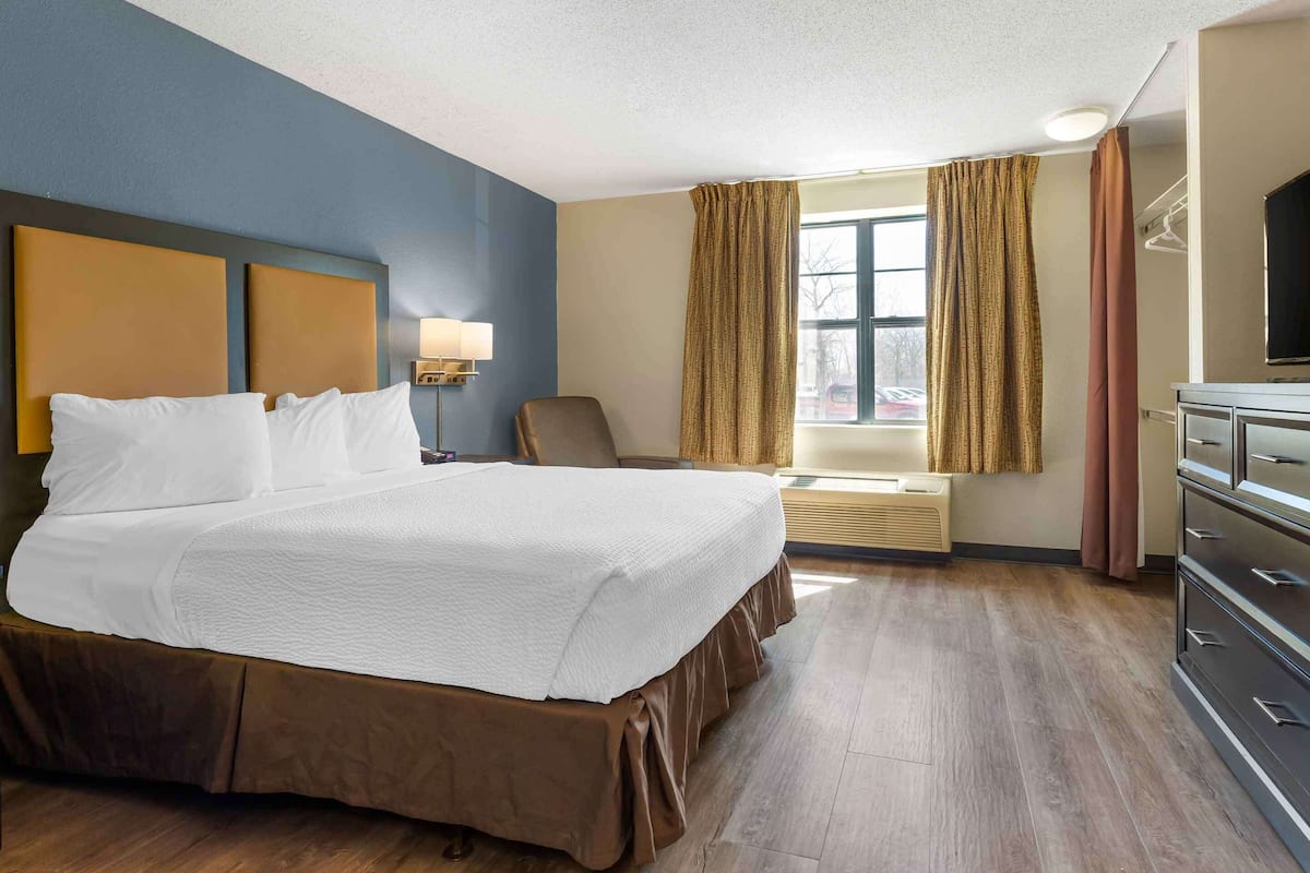 desk, iron/ironing board, free wifi