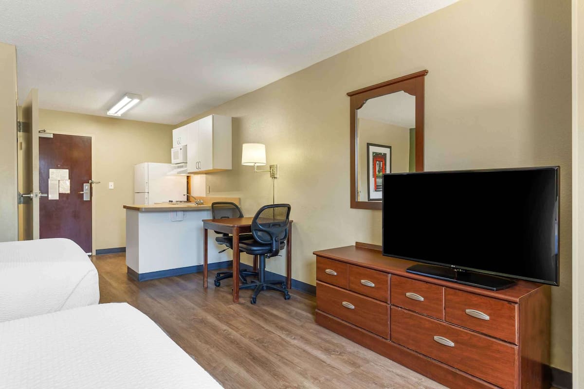 studio, 2 double beds, non smoking | desk, iron/ironing board, free wifi