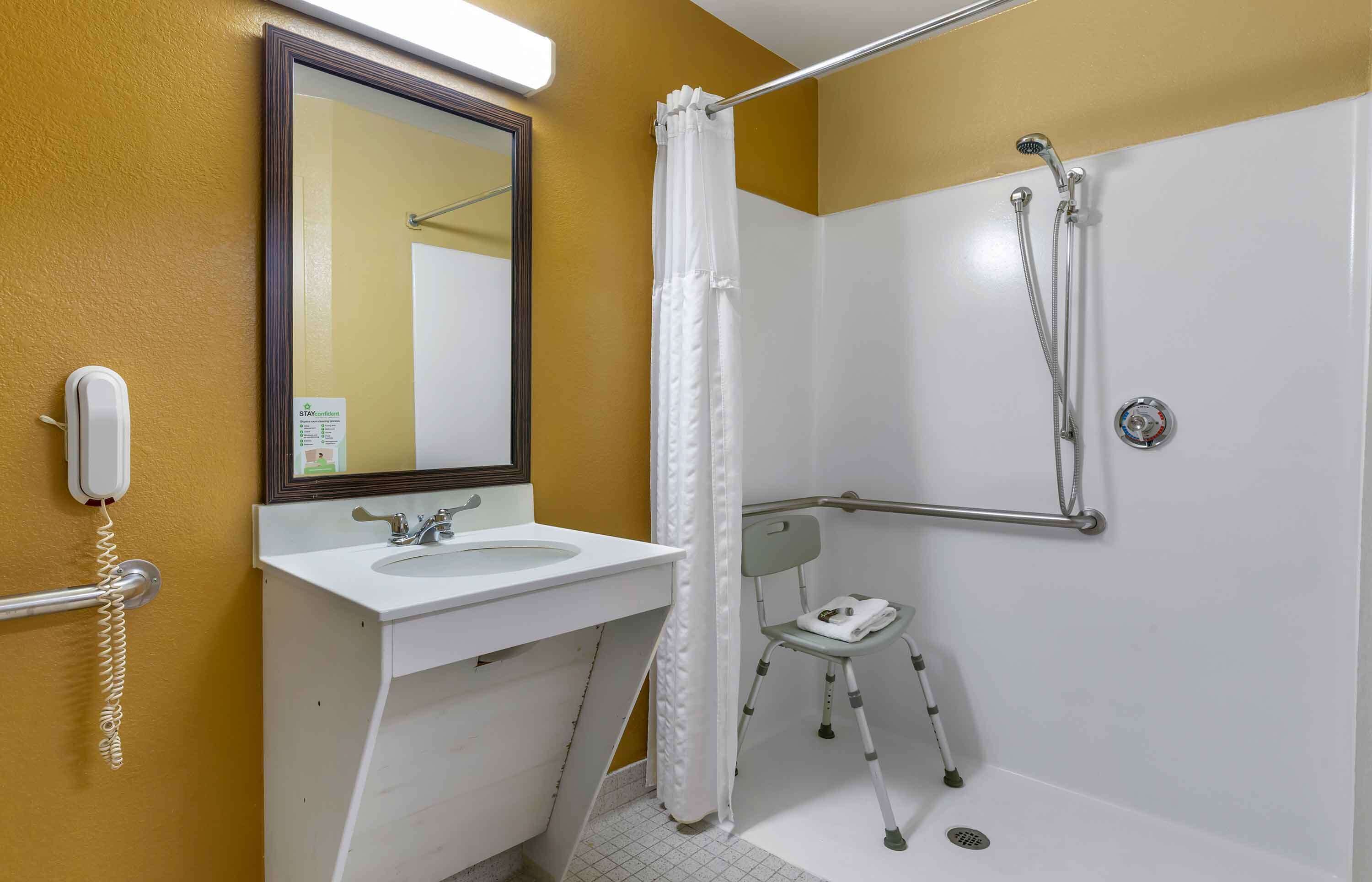 studio, 1 queen bed, accessible, non smoking | bathroom | combined shower/bathtub, free toiletries, hair dryer, towels