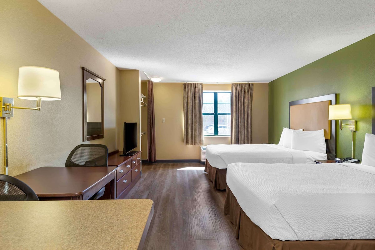 studio, 2 double beds, non smoking | desk, iron/ironing board, free wifi