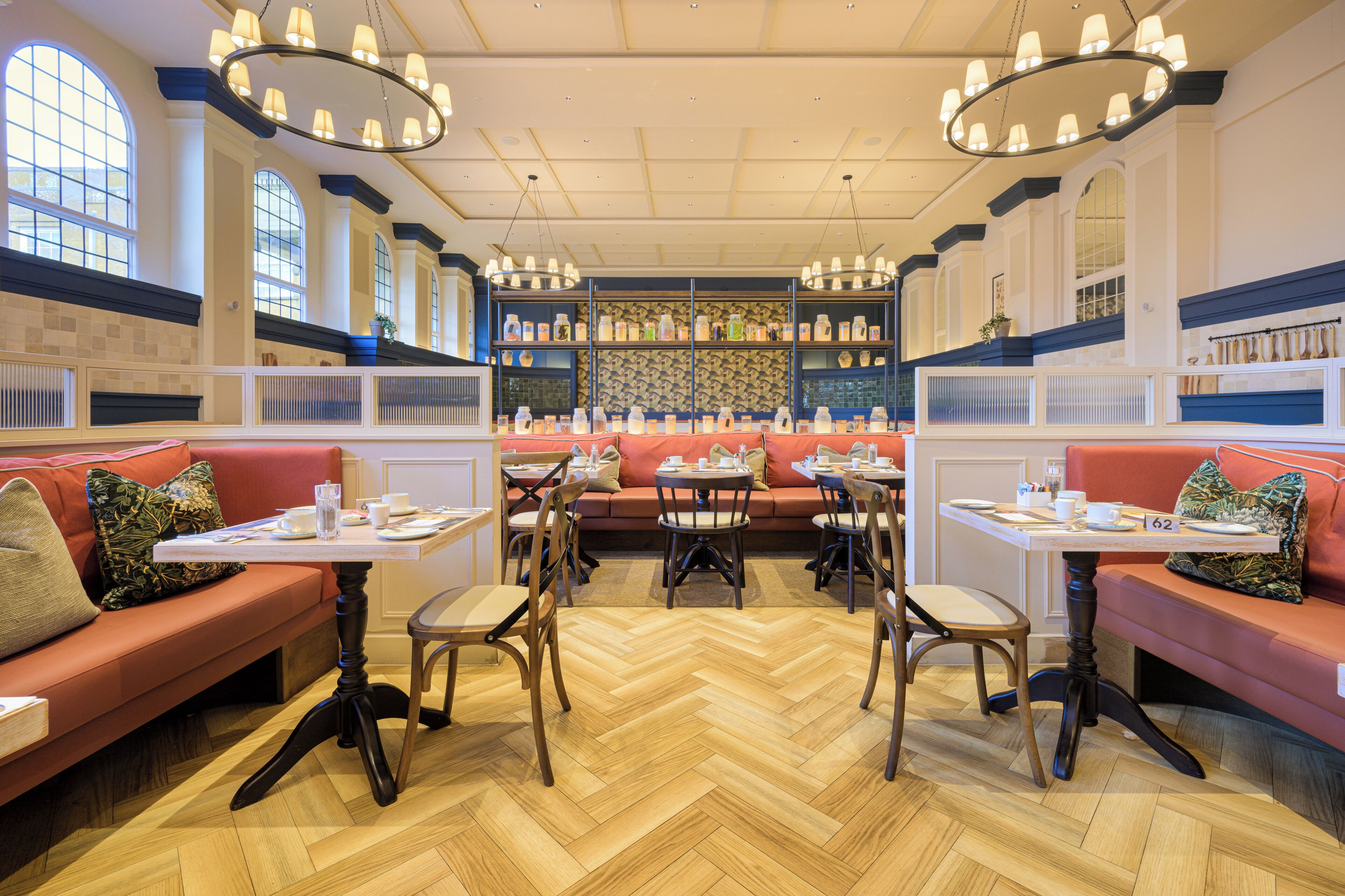 Un restaurant avec des banquettes, des tables et un coin bar.