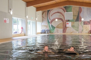 Inomhuspool, öppet 07.30 till 19.00, solstolar och livvakter på plats