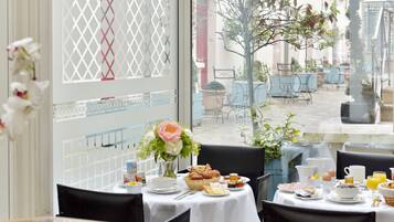 Phòng 4 | Bộ đồ giường cao cấp, minibar, két bảo mật tại phòng