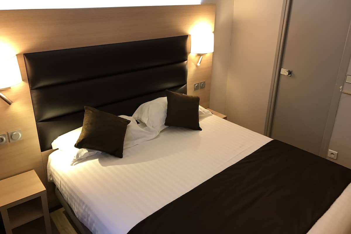 Eenpersoonskamer | Luxe beddengoed, een minibar, een kluis op de kamer, geluiddichte muren