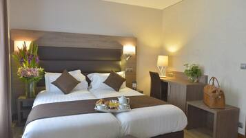 Bộ đồ giường cao cấp, minibar, két bảo mật tại phòng