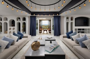 Premium Suite, 2 Bedrooms (Grand View) | Ruang tamu | TV
