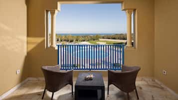Suíte premium, 1 cama King (Grand View) | Frigobar, cofres nos quartos, ferros/tábuas de passar roupa