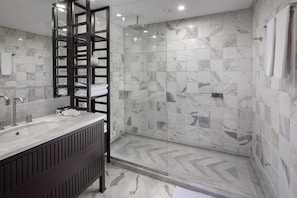 Premium Suite, 2 Bedrooms (Grand View) | Bilik Mandi | Kelengkapan dandanan diri berjenama, pengering rambut, selipar