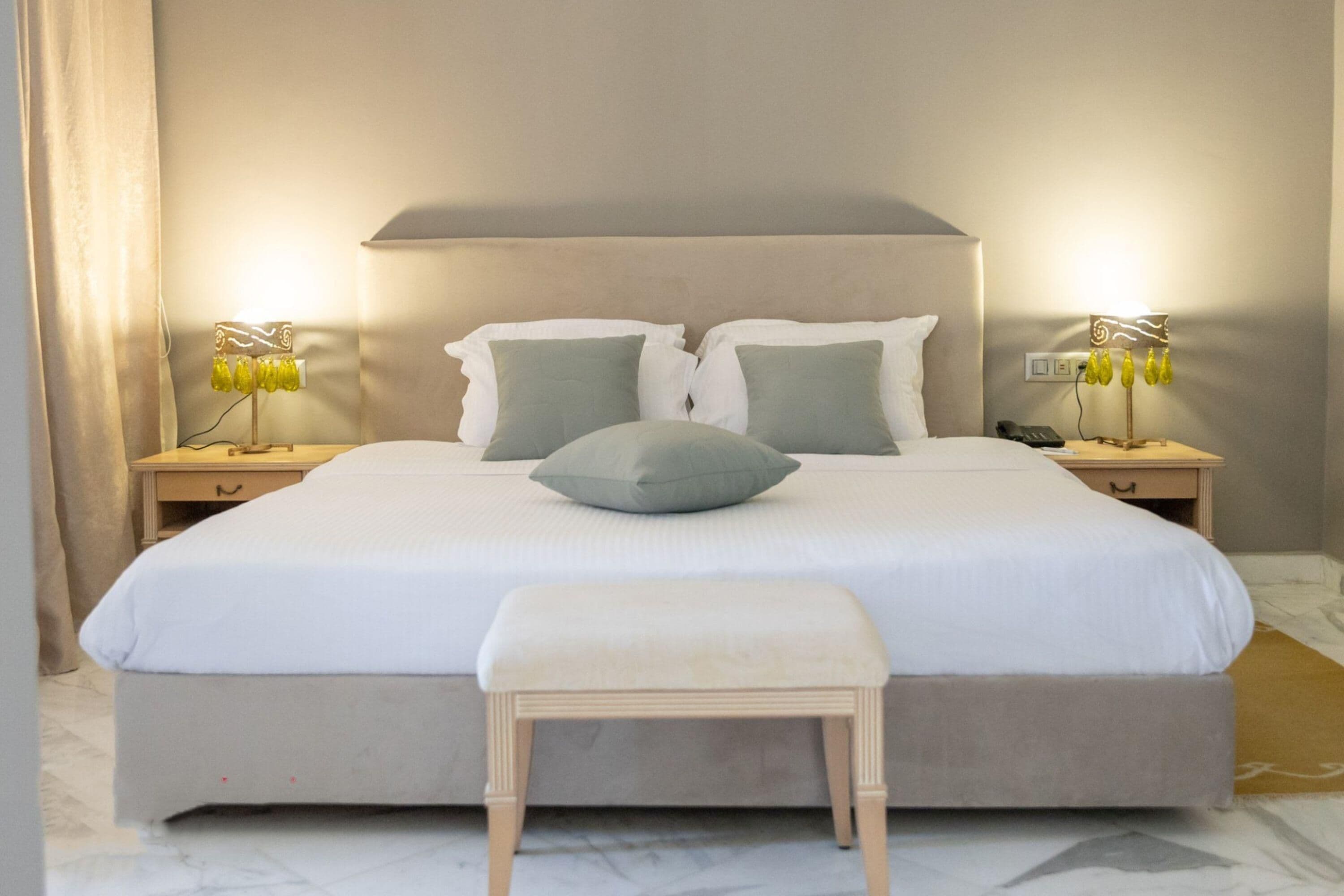 尊荣套房, 1 张特大床 (Grand View) | 迷你吧、客房内保险箱、熨斗/熨板、免费 WiFi