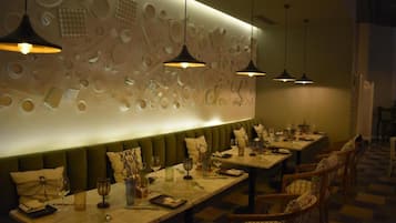 Petit déjeuner, déjeuner et dîner servis sur place