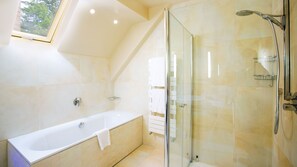 Luxury Studio Suite | Bathroom | Shower, free toiletries, hair dryer, heated floors - Lindeth Howe Hotel (Windermere)