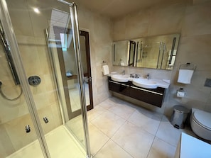 Een bad/douchecombinatie, gratis toiletartikelen, een haardroger