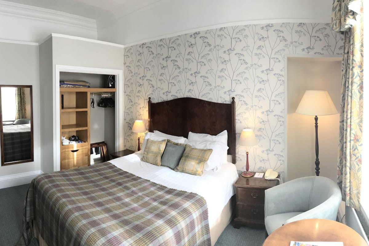 classic double room | in-room safe, desk, iron/ironing board, free wifi