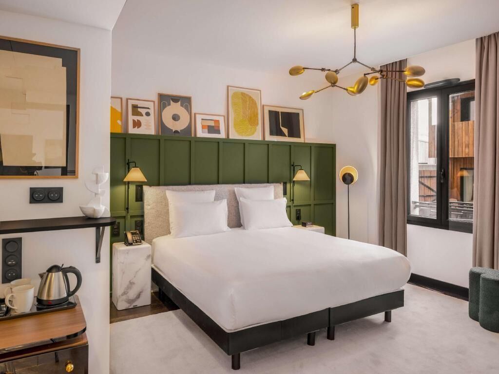 Ylelliset vuodevaatteet, minibaari, tallelokero huoneessa